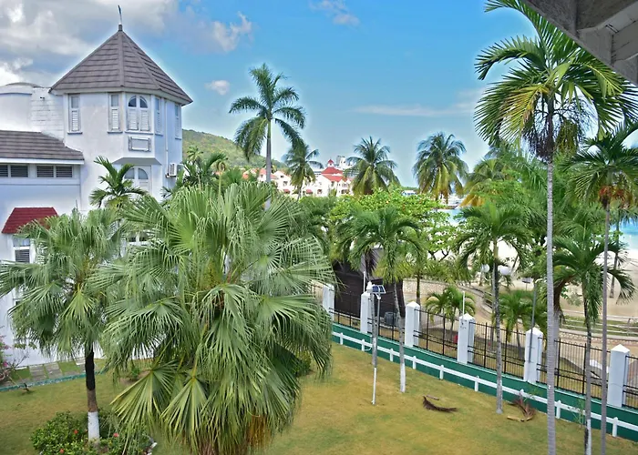 Czar's Seaside Serenity@ Sandcastle, Ocho Rios. Apartment